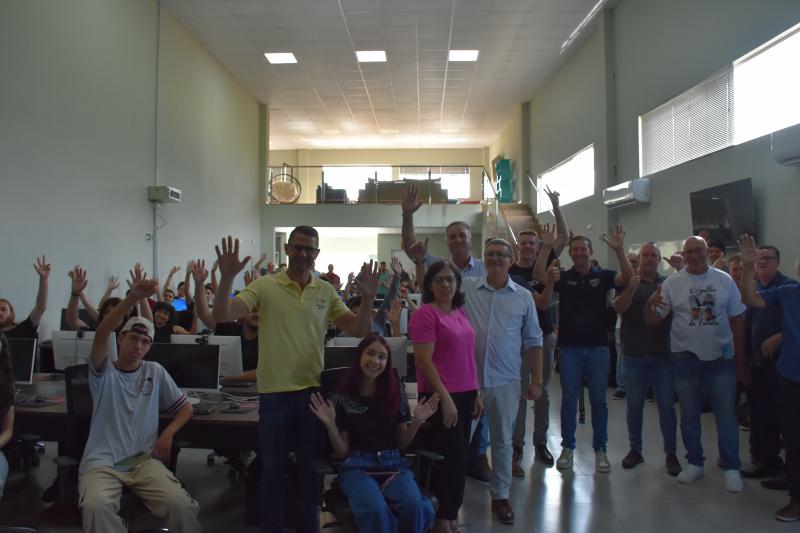 Vereadores participam de aula inaugural no Laranjeiras Tecnológica